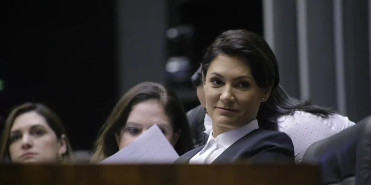 Em dia de depoimento de Bolsonaro, Michelle vai à Câmara por fim do aborto