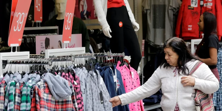 Expectativa do varejo: roupas e carros em alta, livros, móveis e combustível em baixa