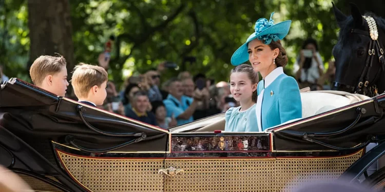 Mini-me? Sete momentos fashion em que Kate Middleton combinou o look com a princesa Charlotte