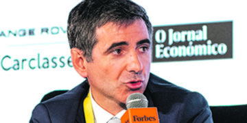 Governo tem desburocratizado e industrializado Angola