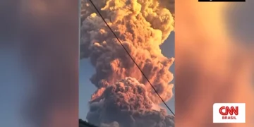 Vulcão entra em erupção na Indonésia e lança cinzas a 11km de altura; vídeo