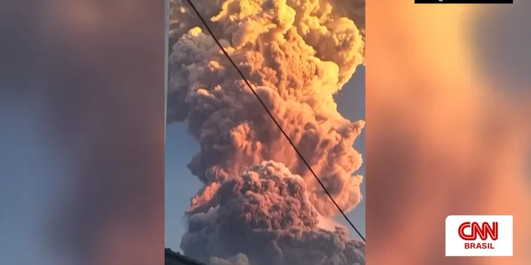 Vulcão entra em erupção na Indonésia e lança cinzas a 11km de altura; vídeo