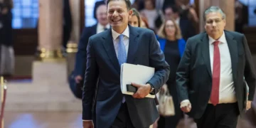 Bónus para pensões e cortes anuais no IRC. As medidas anunciadas por Montenegro no Parlamento