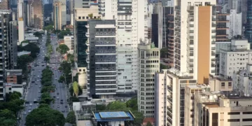 Tarifaço pode impactar vacância e adiar contratos de lajes e galpões logísticos