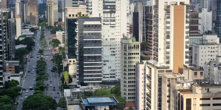 Tarifaço pode impactar vacância e adiar contratos de lajes e galpões logísticos