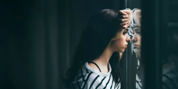 A doença da solidão: uma em cada seis pessoas no mundo vive dramaticamente só