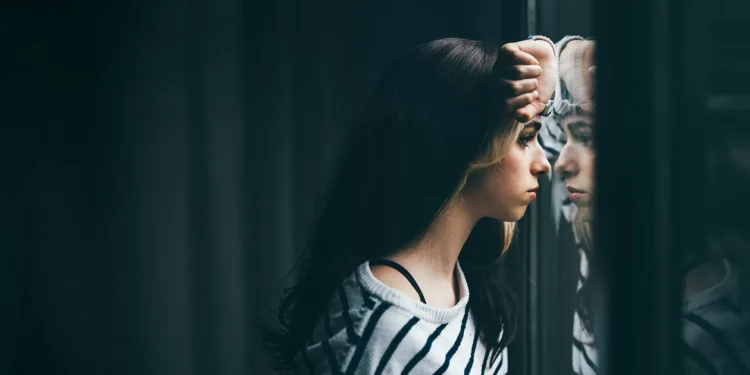 A doença da solidão: uma em cada seis pessoas no mundo vive dramaticamente só