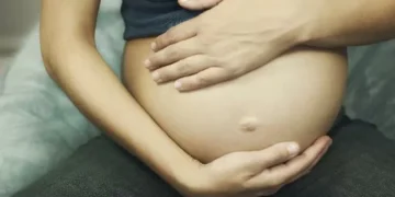 Micropartículas de plástico são encontradas em tecidos que conectam mãe e bebê durante a gestação