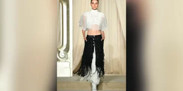 Tendência do umbigo de fora volta a aparecer nas passarelas e nas ruas