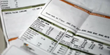 Consumidor pagará R$ 46,8 bilhões em subsídios na conta de luz em 2025, afirma Aneel