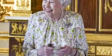 Por que os 100 anos da rainha Elizabeth II serão celebrados por meio da moda?