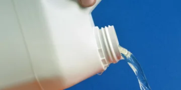 Uso indevido de água sanitária pode levar à morte: veja como usar com segurança