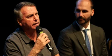 Bolsonaro sobre Eduardo: Querem ele no Brasil para ser preso no aeroporto?