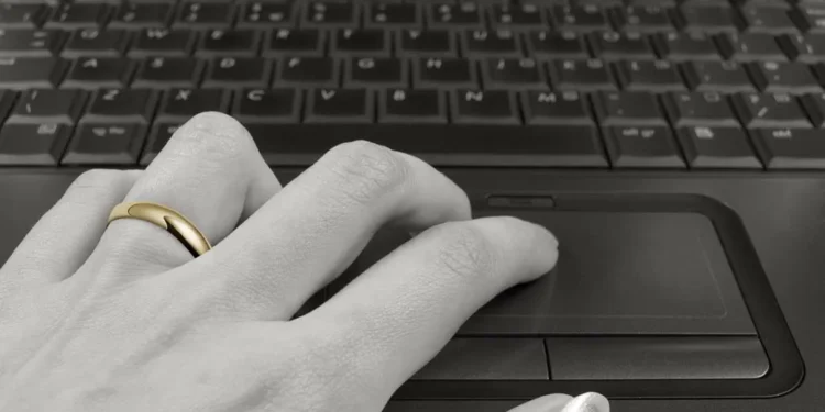 Por que o ‘chá revelação de traição’ rende um climão nas redes sociais