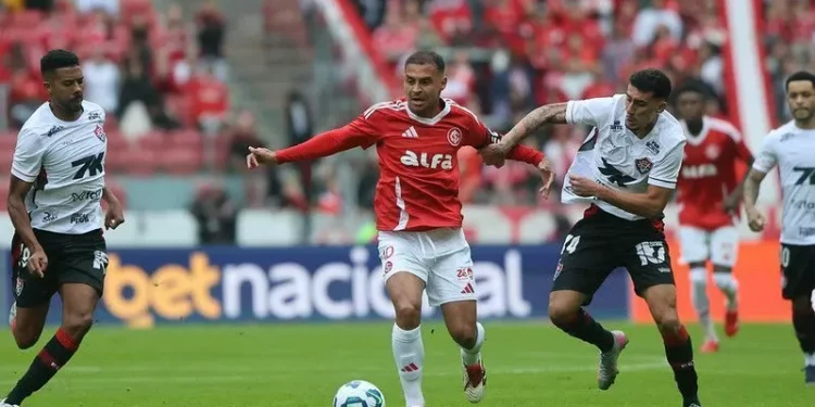 Internacional bate Vitória com golaço no fim e escapa do Z-4 no Brasileirão