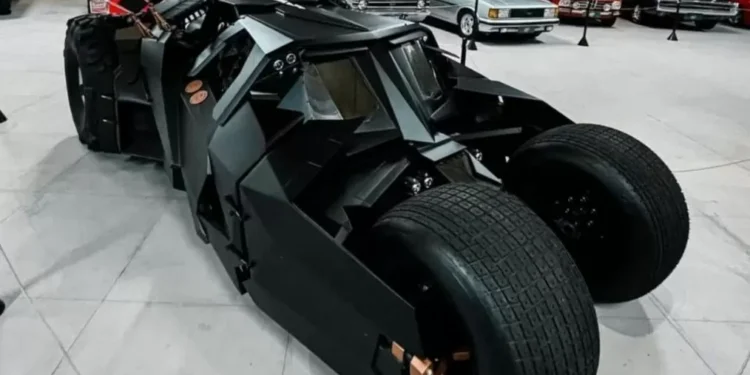 Neymar compra réplica de Batmóvel que custou mais de R$ 8 milhões; veja