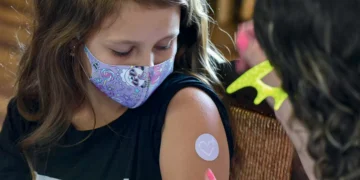 Após alta de crianças sem nenhuma dose de vacina, imunização avança nas escolas, diz ministério