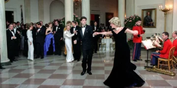 Veja 10 looks icônicos da princesa Diana que viraram moda e deixaram a realeza de cabelo em pé