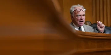 EUA: senador Tim Kaine pretende contestar ordem legal de Trump para taxar o Brasil