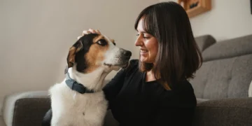 Pets ganham protagonismo nas decisões de vida dos tutores, aponta estudo