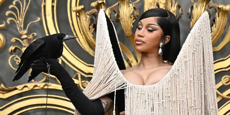 Corvo vivo, coração pulsante e relógio de Salvador Dalí: o surrealismo da Schiaparelli em Paris