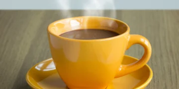 Café puro, com leite ou adoçante? O melhor jeito de tomar para ter uma vida longa