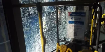 Vândalos dos ônibus atacam veículo escolar