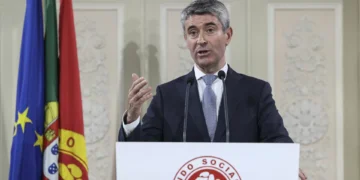 Demolição de barracas. Líder do PS pede “humanismo e sensibilidade social”