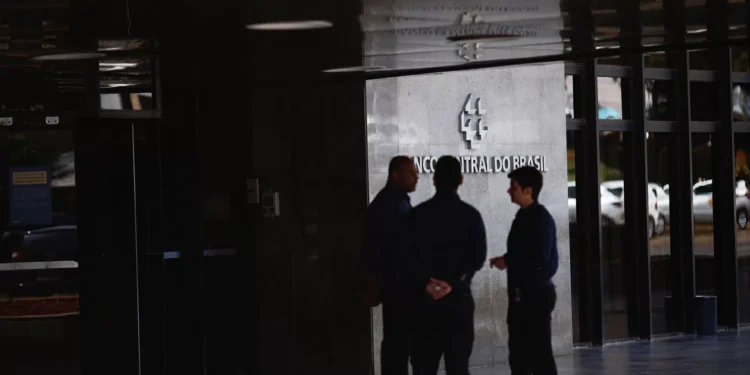 Estoque de crédito no Brasil avança em junho e inadimplência atinge máxima desde 2018