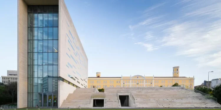 Universidade NOVA de Lisboa com apenas com uma centena de vagas para a segunda fase