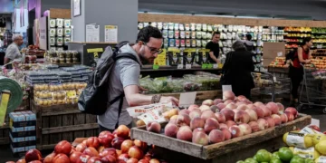 Confiança do consumidor dos EUA recua em agosto; expectativas de inflação sobem