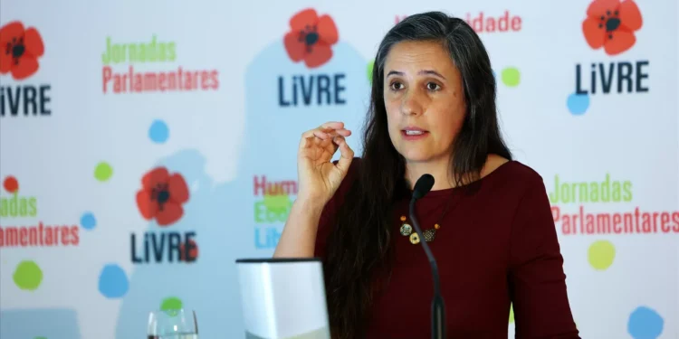 Livre pede ao Governo dados sobre licença parental e dispensa para amamentação