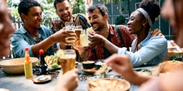 Amizade pode ser tão central na vida quanto relações amorosas, diz pesquisa