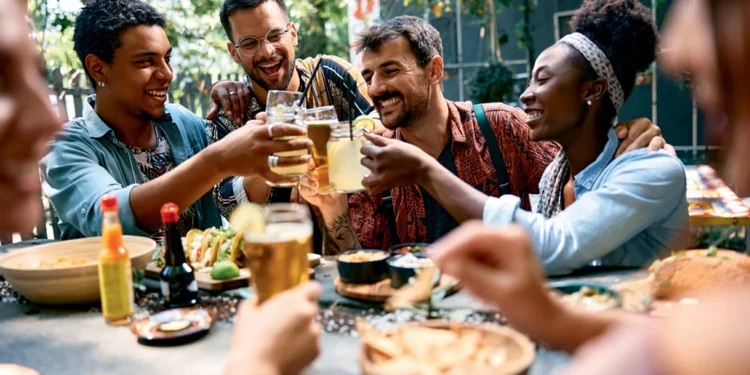 Amizade pode ser tão central na vida quanto relações amorosas, diz pesquisa