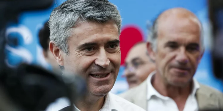 Incêndios. Carneiro acusa ministro da Defesa de faltar à verdade