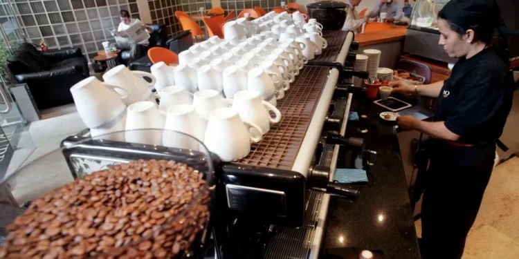 Todos os 5 grandes setores pesquisados tiveram criação de empregos em junho no Caged