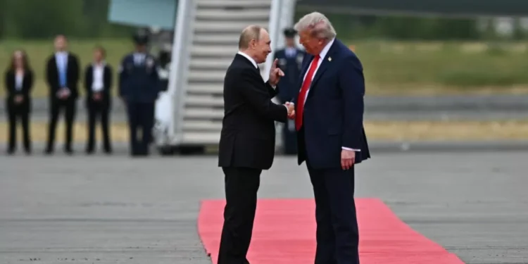 Cimeira do Alasca: Moscovo desvia as atenções do tema da Ucrânia