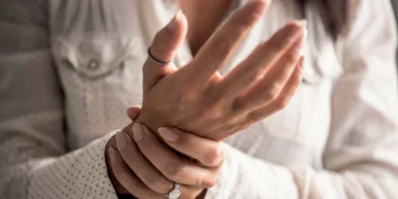 Há anos desafiando diagnósticos, fibromialgia é finalmente reconhecida como deficiência no Brasil