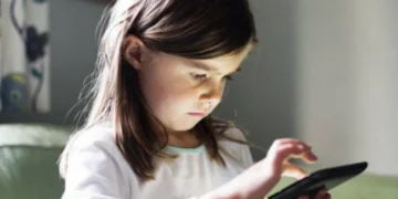 Estudo afirma: celular antes dos 13 anos acarreta doenças mentais