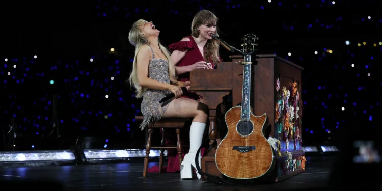 Taylor Swift confirma participação de Sabrina Carpenter em novo álbum