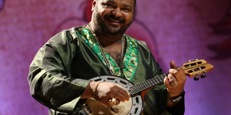 Roupas claras e gurufim: os simbolismos e detalhes do velório de Arlindo Cruz