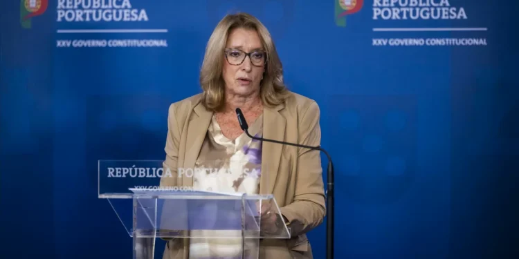 PS quer saber se ministra concorda que CPCJ deve intervir em caso de amamentação prolongada