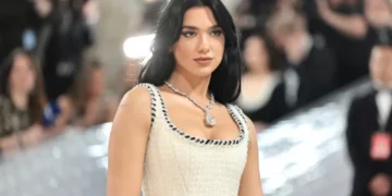 De noiva vintage da Chanel a bombshell da Versace: a evolução fashion de Dua Lipa