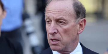 Quem é o proeminente advogado a quem Lisa Cook recorreu para enfrentar Donald Trump