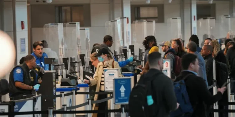 Passageiros em aeroportos brasileiros superam nível pré-pandemia em julho