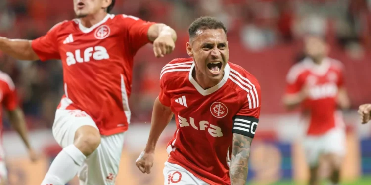 Internacional vence em casa e afunda o Fortaleza no Brasileirão