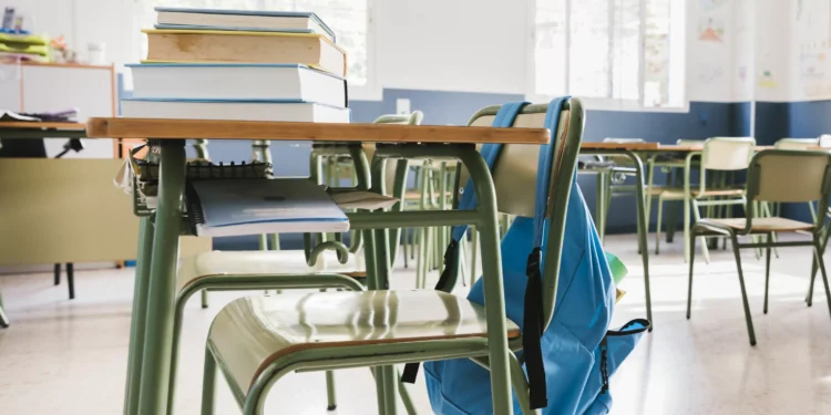 Professora é chutada, cuspida e mordida por criança em escola do DF