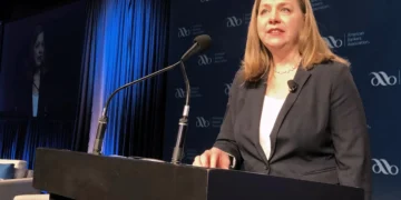 Bowman defende cortes nos juros para conter fragilidade do mercado de trabalho