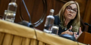 Ministra da Saúde reconhece constrangimentos no SNS 24 e diz que vai ser reforçado