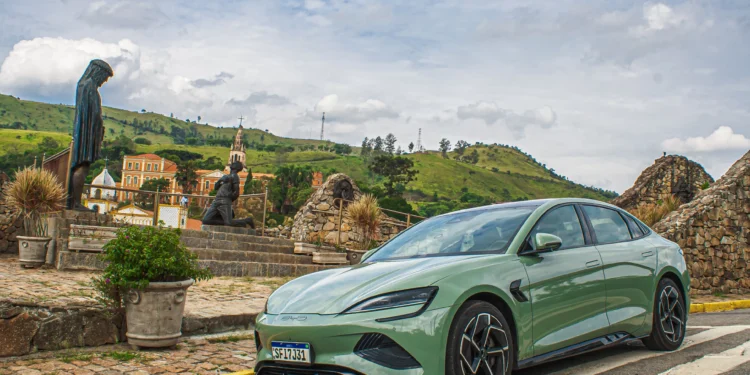 Levamos o BYD Seal para as curvas da Estrada dos Romeiros, em Itu